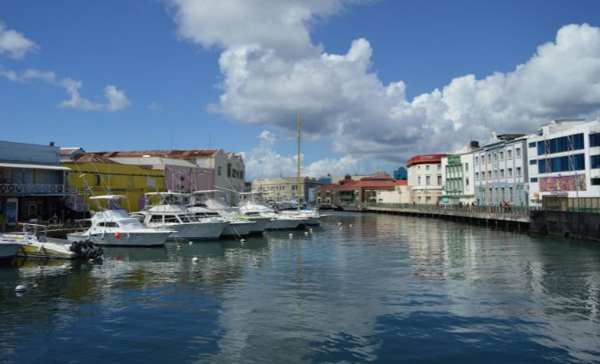 Haventje aan de Independence River in Barbados